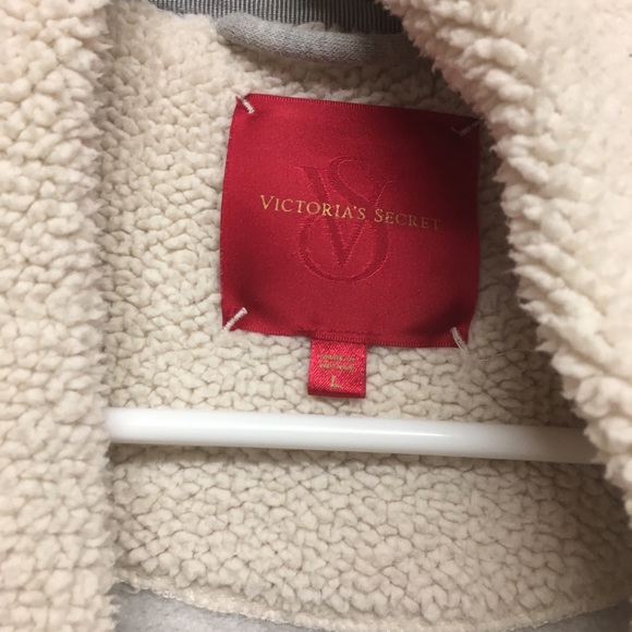 VS Robe - Picture 2 of 3